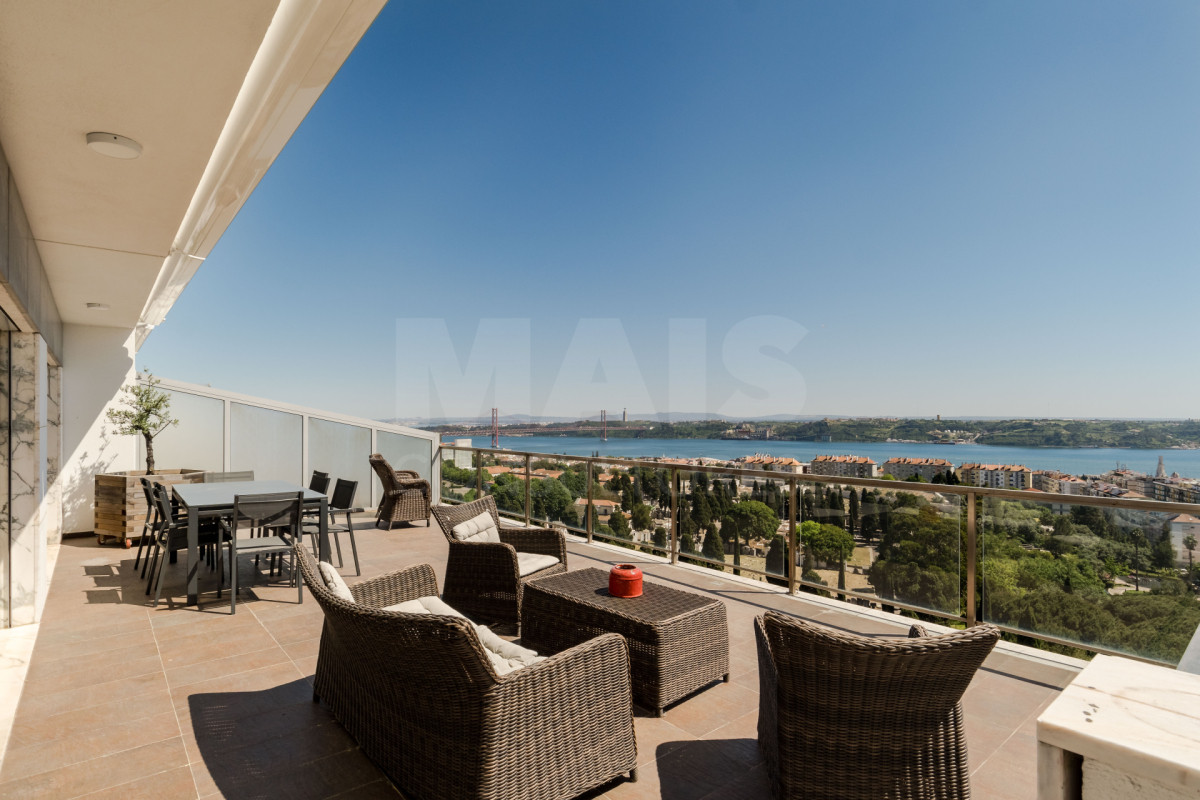 5 bedroom duplex apartment in Alto do Restelo - Lisbon with panoramic terrace and 3 parking spaces